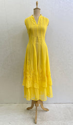 将图像加载到图库查看器中, Lakhnavi 手工制作人造乔其纱 Chikankari 连衣裙 - HONC0137224