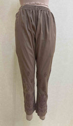 将图像加载到图库查看器中, Lucknowi 手工制作亚麻棉 Chikankari 裤子 - HONC035090