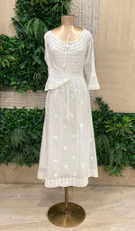 将图像加载到图库查看器中, Lakhnavi 手工制作纯棉 Chikankari A 字连衣裙 - HONC097844