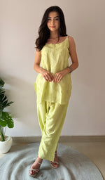 将图像加载到图库查看器中, Amreena Women's Lakhnavi Handcrafted Chanderi Silk Chikankari Top And Pant Set - HONC0373448