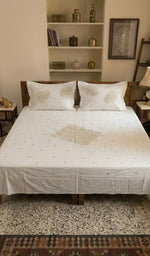 将图像加载到图库查看器中, Lakhnavi Handcrafted Cotton Chikankari Bedsheet Set - HONC014776