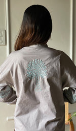 将图像加载到图库查看器中, Enayat Women's Lakhnavi Handcrafted Cotton Chikankari Oversized Kurta And Pant Set - HONC0297450