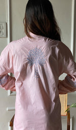 将图像加载到图库查看器中, Enayat Women's Lakhnavi Handcrafted Cotton Chikankari Oversized Kurta And Pant Set - HONC0297451