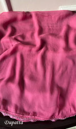 将图像加载到图库查看器中, Pink Lakhnavi Chikankari Suits