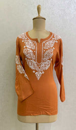 将图像加载到图库查看器中, Lakhnavi 手工莫代尔棉 Chikankari 上衣 - HONC0131785