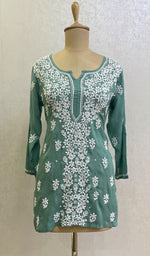 将图像加载到图库查看器中, Lakhnavi 手工莫代尔棉 Chikankari 上衣 - HONC0136532