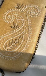 将图像加载到图库查看器中, Chikankari Embroidered Mobile Cover with Metal Frame - HONC0330000