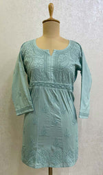 将图像加载到图库查看器中, Lakhnavi 手工制作的 Chikankari 棉质上衣 - HONC0111311