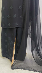 将图像加载到图库查看器中, Lucknowi 手工粘胶乔其纱 Chikankari Kurta Palazzo 带 Dupatta 套装 - HONC0113553