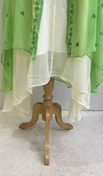 将图像加载到图库查看器中, Lakhnavi 手工制作人造乔其纱 Chikankari 连衣裙 - HONC0137236