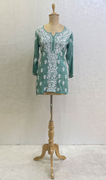 将图像加载到图库查看器中, Lakhnavi 手工莫代尔棉 Chikankari 上衣 - HONC0136532