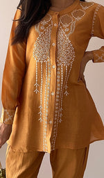 将图像加载到图库查看器中, Sarah Women's Lakhnavi Handcrafted Chanderi Silk Chikankari Top And Pant Set - HONC0343883