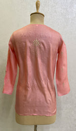 将图像加载到图库查看器中, Lakhnavi 手工丝绸 Chikankari 上衣 - HONC0118656