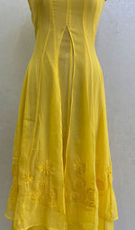 将图像加载到图库查看器中, Lakhnavi 手工制作人造乔其纱 Chikankari 连衣裙 - HONC0137224