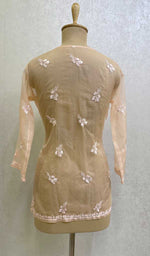 将图像加载到图库查看器中, Lakhnavi 手工制作 Orgenza Chikankari 上衣 - HONC0112344