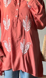 将图像加载到图库查看器中, Lakhnavi 手工制作的 Chikankari 棉质上衣 - HONC0111283