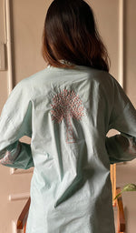 将图像加载到图库查看器中, Enayat Women's Lakhnavi Handcrafted Cotton Chikankari Oversized Kurta And Pant Set - HONC0297439