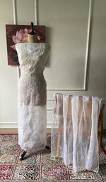 将图像加载到图库查看器中, Lakhnavi 手工制作纯欧根纱 Chikankari 未缝合库尔塔和杜帕塔套装 - HONC0111117