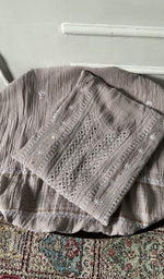 将图像加载到图库查看器中, kurta folded, showing the yoke