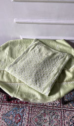 将图像加载到图库查看器中, kurta folded, showing the yoke