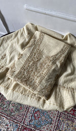 将图像加载到图库查看器中, Kurta piece folded over the bottom