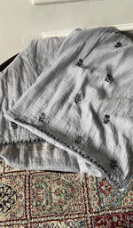 将图像加载到图库查看器中, Kurta piece folded over the bottom