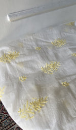 将图像加载到图库查看器中, Chikankari across the body of the white kurta piece