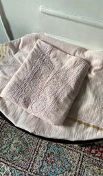 将图像加载到图库查看器中, Kurta piece folded over the bottom