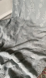 将图像加载到图库查看器中, Fine chikankari in close view