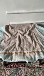 将图像加载到图库查看器中, Kurta piece and dupatta laid out