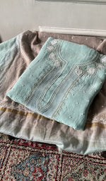 将图像加载到图库查看器中, The set folded, kurta over dupatta