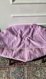 将图像加载到图库查看器中, Chikankari across the body of the lilac kurta piece