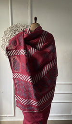 将图像加载到图库查看器中, Body of the maroon saree, chikankari across the ground