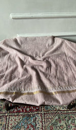 将图像加载到图库查看器中, Kurta piece and dupatta laid out