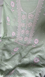 将图像加载到图库查看器中, Close view of the chikankari on the mint green kurta