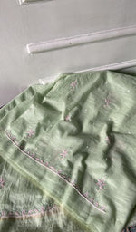 将图像加载到图库查看器中, The mint green pieces folded and stacked