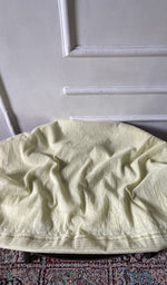 将图像加载到图库查看器中, Ivory pure mul chanderi laid over the stool