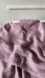 Load image into Gallery viewer, Detail of the embroidery on the lilac pure mul chanderi
