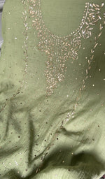 将图像加载到图库查看器中, Close view of the chikankari on the pistachio kurta