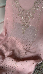 将图像加载到图库查看器中, Close view of the chikankari on the rose pink kurta