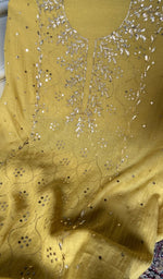 将图像加载到图库查看器中, Close view of the chikankari on the yellow kurta