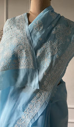 将图像加载到图库查看器中, Chikankari on the pallu, seen close