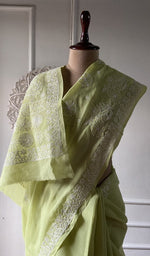 将图像加载到图库查看器中, Lime green saree draped to show the fall of the fabric