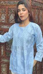 将图像加载到图库查看器中， Women&#39;s Lakhnavi Handcrafted Chanderi Silk Chikankari Top - HONC0237451
