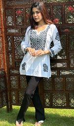 将图像加载到图库查看器中， Women&#39;s Lakhnavi Handcrafted Cotton Chikankari Top - HONC0193094
