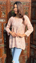 将图像加载到图库查看器中， Women&#39;s Lakhnavi Handcrafted Chanderi Silk Chikankari Top - HONC0237600
