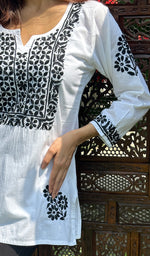 将图像加载到图库查看器中， Women&#39;s Lakhnavi Handcrafted Cotton Chikankari Top - HONC0193094
