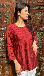 将图像加载到图库查看器中， Women&#39;s Lakhnavi Handcrafted Chanderi Silk Chikankari Top - HONC0237456
