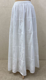 将图像加载到图库查看器中， Lucknowi 手工白色棉质 Chikankari 半身裙 - NC043354 