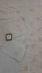 将图像加载到图库查看器中， Lakhnavi 手工制作的 Chikankari 棉质床单套装 - HONC043439
